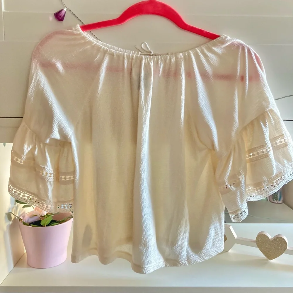 🌸3/$30🌸 Old Navy Girls’ Peasant Cream top👚🤍👢